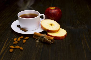 Tarçın ve elma ile sıcak çay