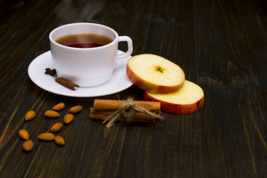 Tarçın ve elma ile sıcak çay