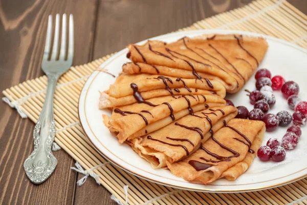 Çikolata ve çilek ile Pancakes