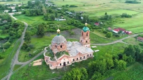 Egy kis orosz faluban egy romos keresztény templom. — Stock videók