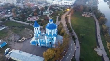 Nehir kıyısında kiliseyle. Günbatımı, sonbahar.