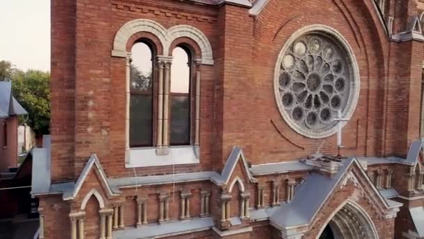 Römisch-katholische Kirche. Luftaufnahmen 06 — Stockvideo
