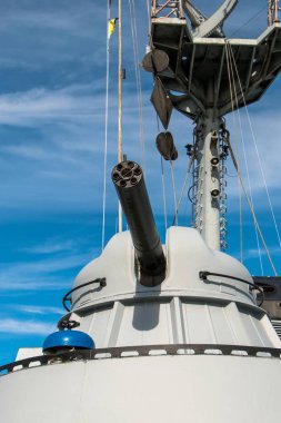 Döner makineli tüfekli zırhlı kule.