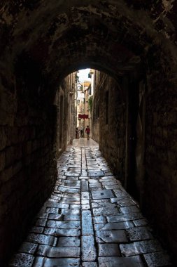 Dar bir taş tünelden geçeceğiz.