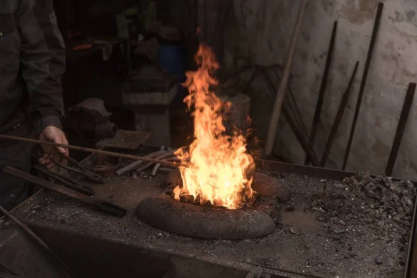 Fuego a la forja del herrero — Foto de Stock