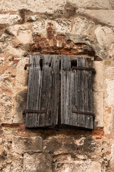 Taş bir evin eski ahşap penceresi