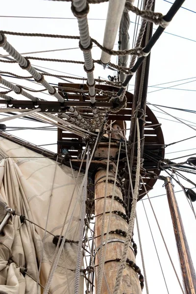 Set of ropes and sailing boat basket — ストック写真