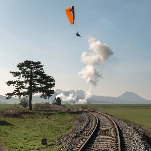 Buharlı yolcu treni geliyor. 