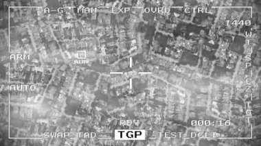 Akıllı bomba füzesi askeri İHA 'yı düşürdü. Casus savaş pov hava atışı 4K düştü.