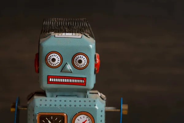暗い木製の背景にブリキのおもちゃロボット ストック画像