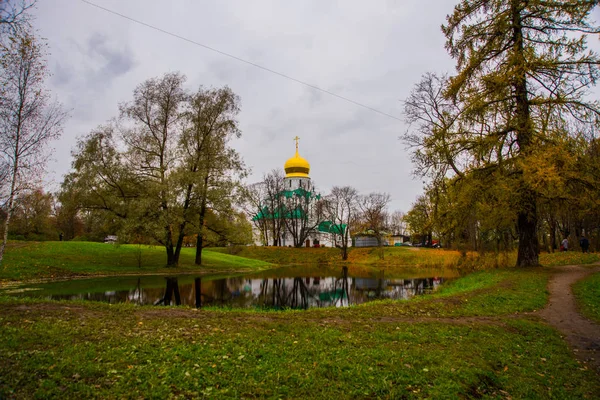 Pushkin, Saint-Petersburg, Russia. The Orthodox Church Feodorovsky sovereigns Cathedral in Tsarskoye Selo — Stock Photo, Image