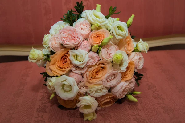 Schöner Hochzeitsstrauß aus Rosen — Stockfoto