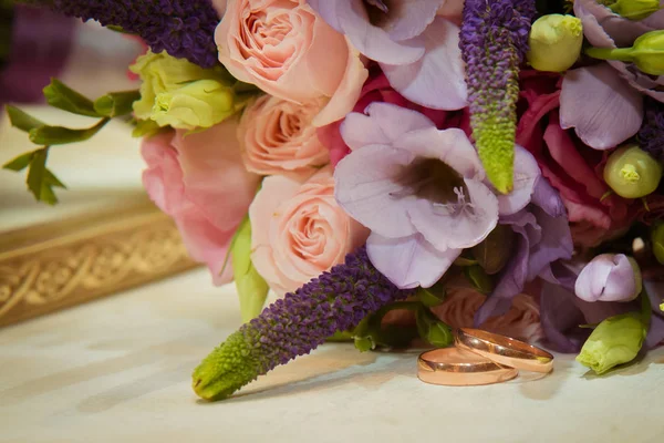 Due fedi nuziali d'oro sono il bouquet spose . — Foto Stock