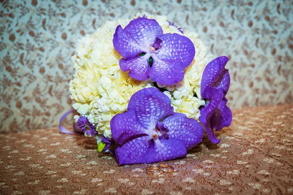 Bouquet de mariage avec d'énormes fleurs bleues — Photo
