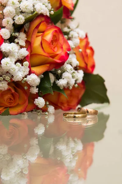 Δύο χρυσά γαμήλια δαχτυλίδια βρίσκονται σε ένα μπουκέτο. — Φωτογραφία Αρχείου