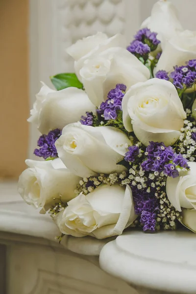Ramo de boda con enormes flores azules — Foto de Stock