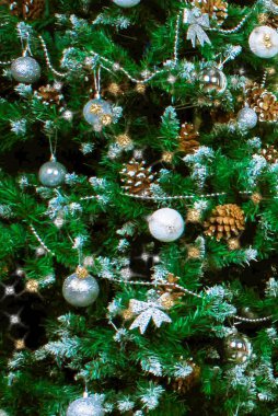 Oyuncaklar ve koniler ile yeşil Noel ağacı