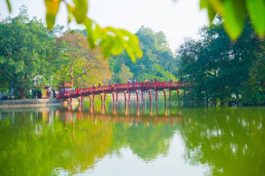 Hoan Kiem Gölü, kırmızı köprü Ha Noi