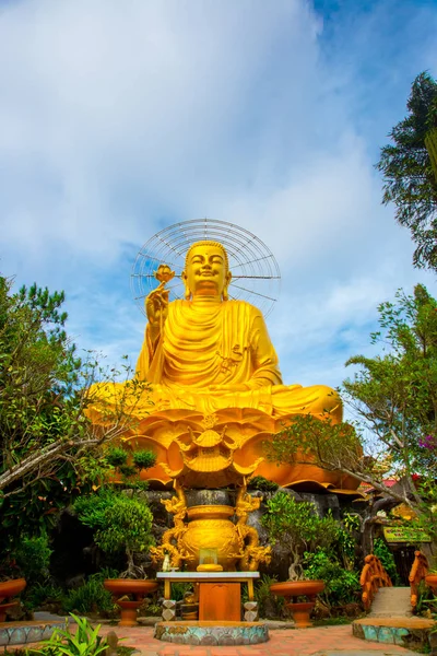 Monumento religioso, ouro sentado Buda — Fotografia de Stock