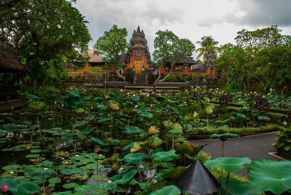 Świątynia lotosu. Ubud Bali. — Zdjęcie stockowe