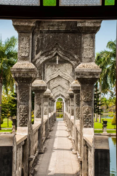 Palais de l'Eau Udjung. Passerelle. Bali, Indonésie — Photo