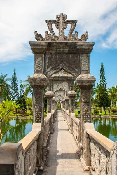 Vodní palác Udjung. Most přes rybník. Bali, Indonésie — Stock fotografie