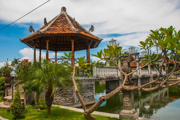 Vízi palota Udjung. A hídon át a tó. Bali, Indonézia — Stock Fotó