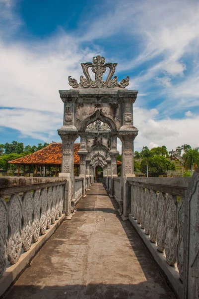 Palácio da Água Udjung. Ponte. Bali, Indonésia — Fotografia de Stock