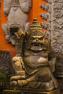 Heykel. Balinese Kapı cephe Tapınağı. Ubud. Bali.