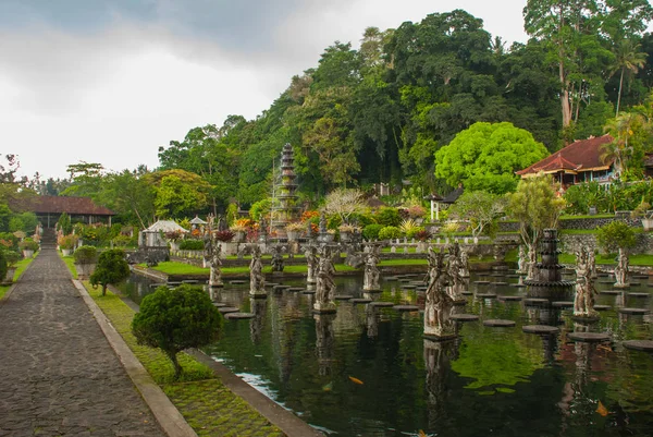 インドネシア、カランガセムの東バリにあるティルタ・ガンガの水の宮殿 — ストック写真