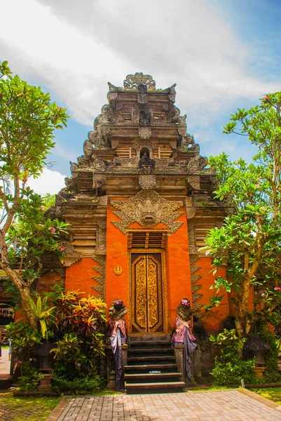 Balinéskou dveře fasáda chrámu. Ubud. Bali. — Stock fotografie
