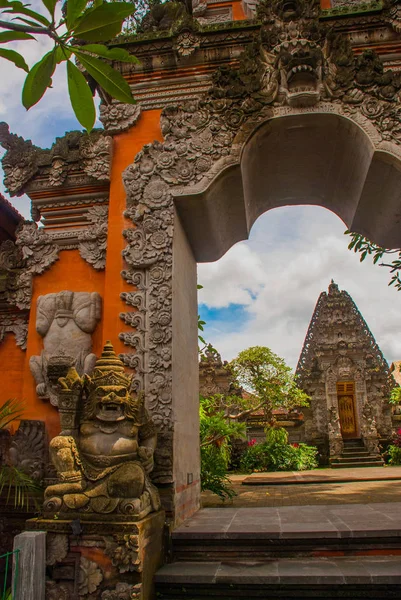Porta balinesa fachada do templo. Ubud. Bali. . — Fotografia de Stock