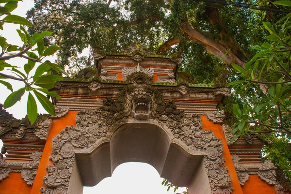Balinese door facade of temple. Ubud. Bali. — Stock Photo, Image