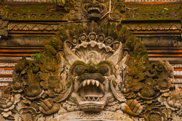 A fragment of decoration of Balinese temple. Bali. Ubud. — Stock Photo, Image