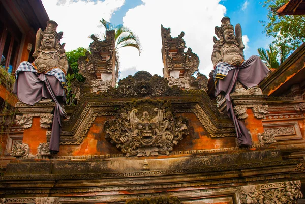 Fragment dekorace balinéskou chrámu. Bali. Ubud. — Stock fotografie