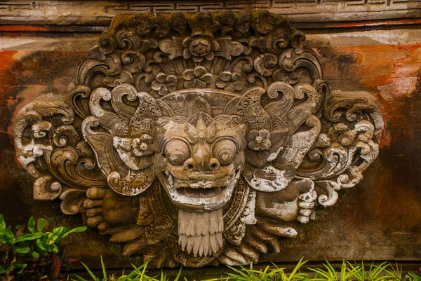 A fragment of decoration of Balinese temple. Bali. Ubud. — Stock Photo, Image