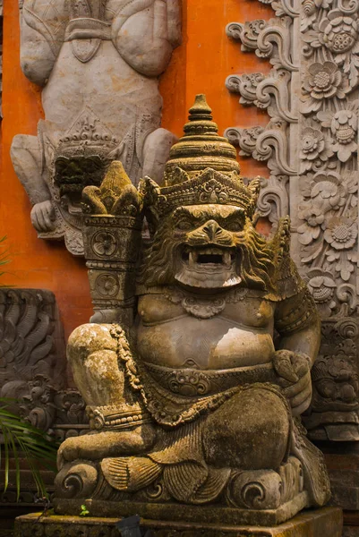 Escultura. Fachada de puerta balinesa del templo. Ubud. Bali. . —  Fotos de Stock