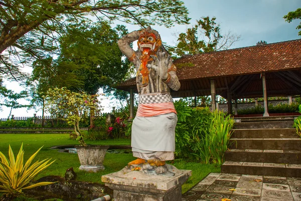 ティルタ ・ ガンガ公園、カランガセム、インドネシア、バリ島の彫刻します。. — ストック写真