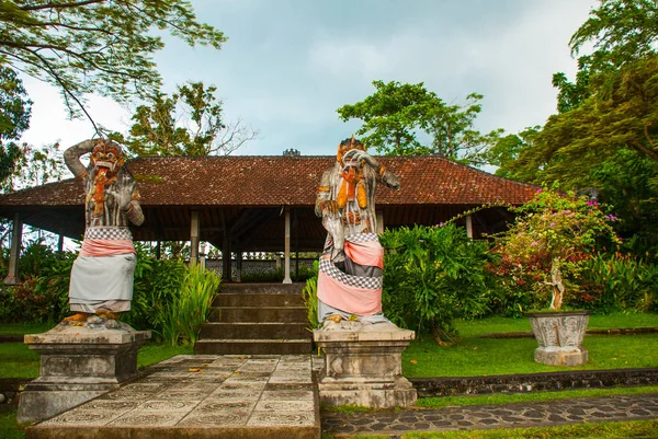 Sculptuur in de Tirta Gangga park, Karangasem, Bali, Indonesië. — Stockfoto