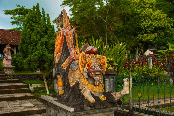 Démon socha na Tirta Gangga vodní palác, Bali, Indonésie — Stock fotografie
