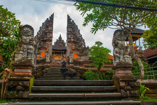 V chrámu Pura Pusen. Ubud, Bali, Indonésie. — Stock fotografie