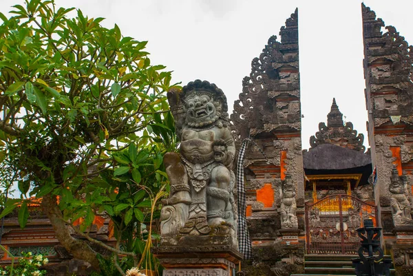 Temple Pura Pusen. Uma escultura terrível do demónio. Ubud, Bali, Indonésia . — Fotografia de Stock