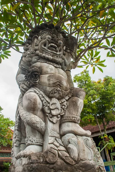 悪魔の彫刻。寺院 Pura Pusen。ウブド、バリ、インドネシア. — ストック写真