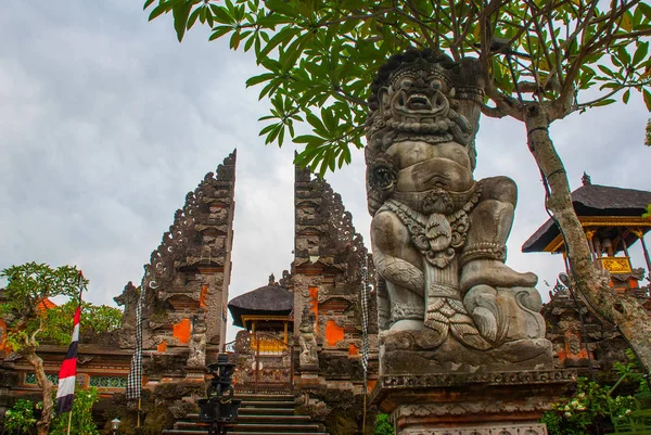 寺院 Pura Pusen。悪魔のひどい彫刻。ウブド、バリ、インドネシア. — ストック写真