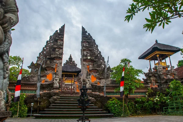 Temple Pura Pusen. Ubud, Bali, Indonésia . — Fotografia de Stock