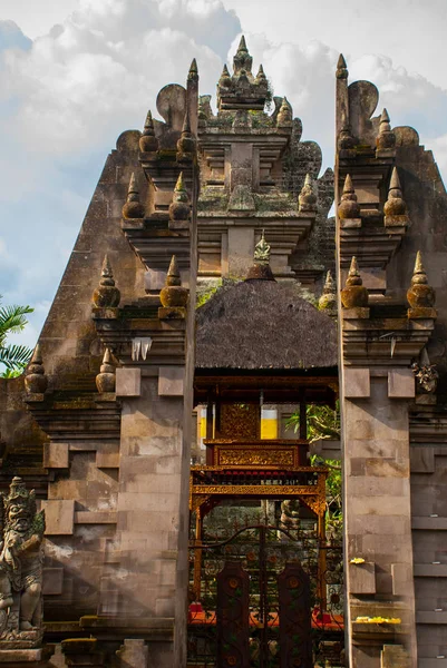 Porta de entrada balinesa do templo. Ubud, Bali, Indonésia . — Fotografia de Stock
