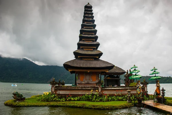Templo Pura Ulun Danu Batur. Bali, Indonésia . — Fotografia de Stock