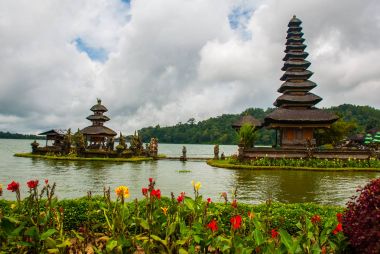 Pura Ulun Danu Batur Gölü çiçekli tapınakta. Bali, Endonezya.