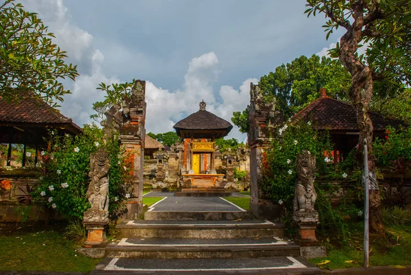 バリの寺院の門を入り口。ウブド、バリ、インドネシア. — ストック写真