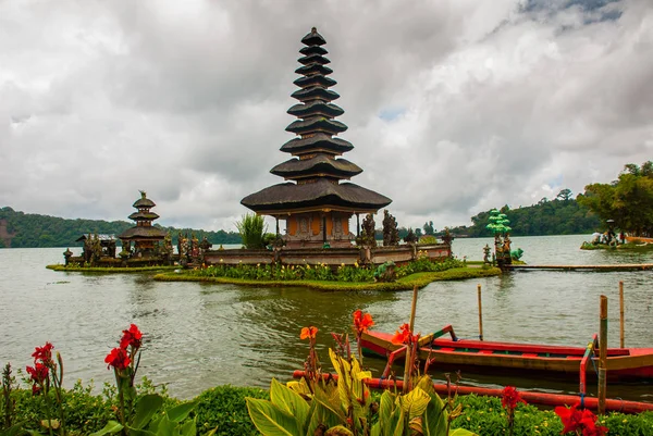 Templo Pura Ulun Danu Batur en el lago con flores. Bali, Indonesia . —  Fotos de Stock